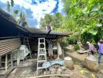 ซ่อมแซมบ้านเรือนประชาชนที่เกิดวาตภัยเมื่อช่วงปลายเดือนเมษายน...